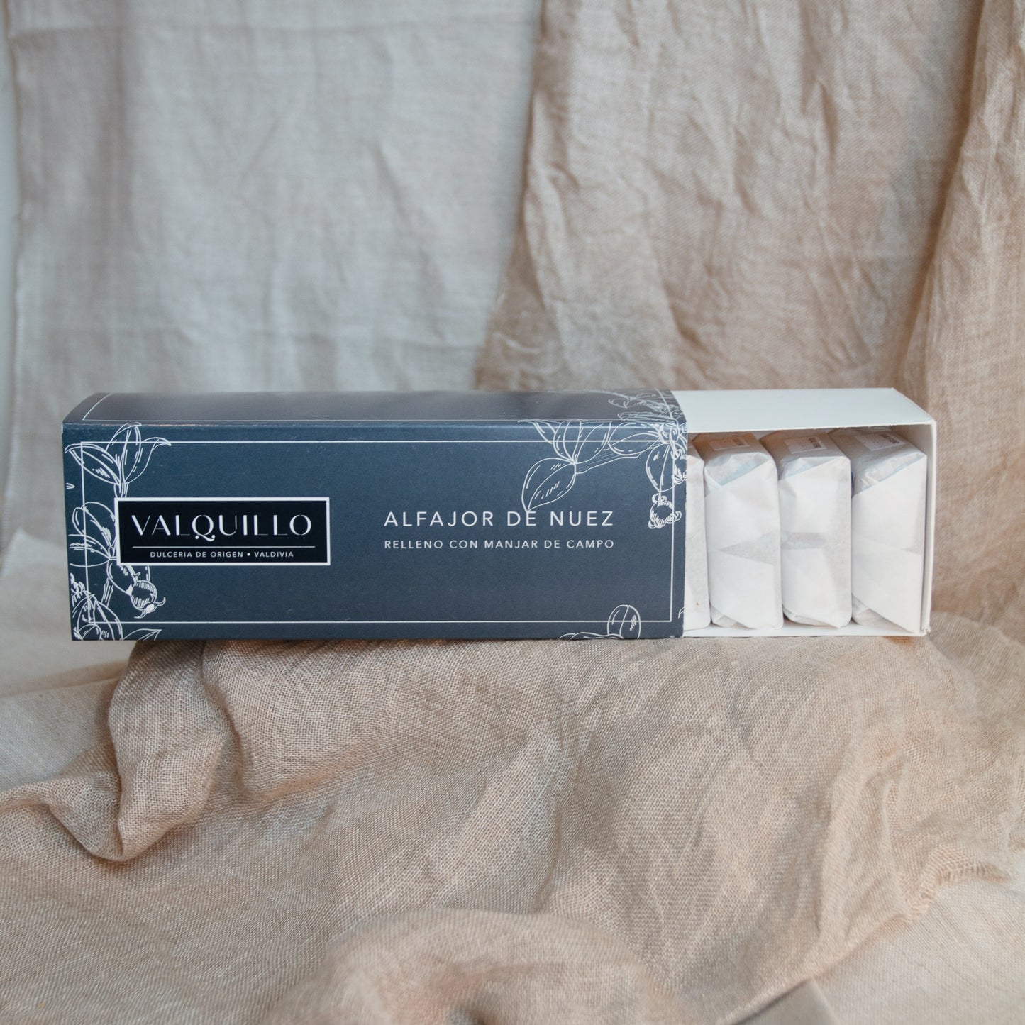 Caja de alfajores de nuez y manjar