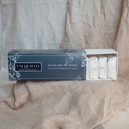 Caja de alfajores de nuez y manjar