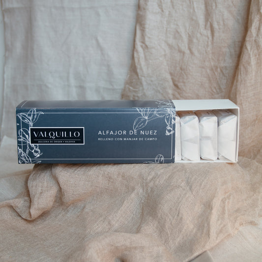 Caja de alfajores de nuez y manjar